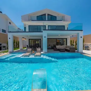  Villa La Marbella